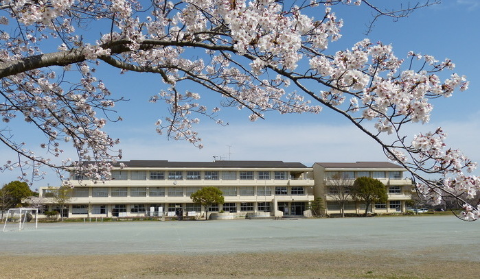 神宮寺小学校校舎の外観写真