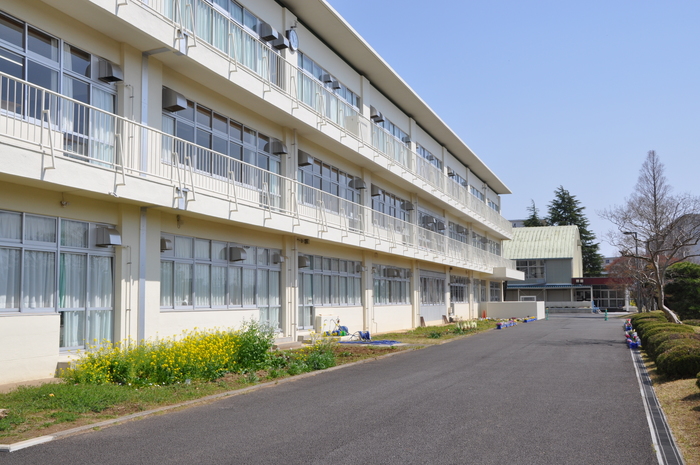橋賀台小学校校舎の外観写真