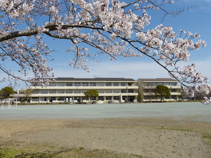 神宮寺小学校校舎の外観写真
