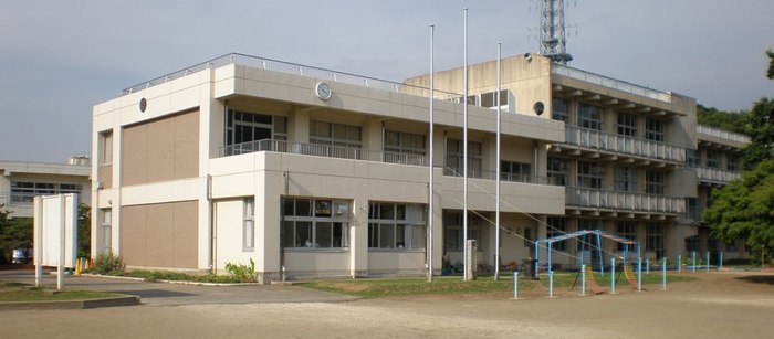 公津小学校校舎の外観写真