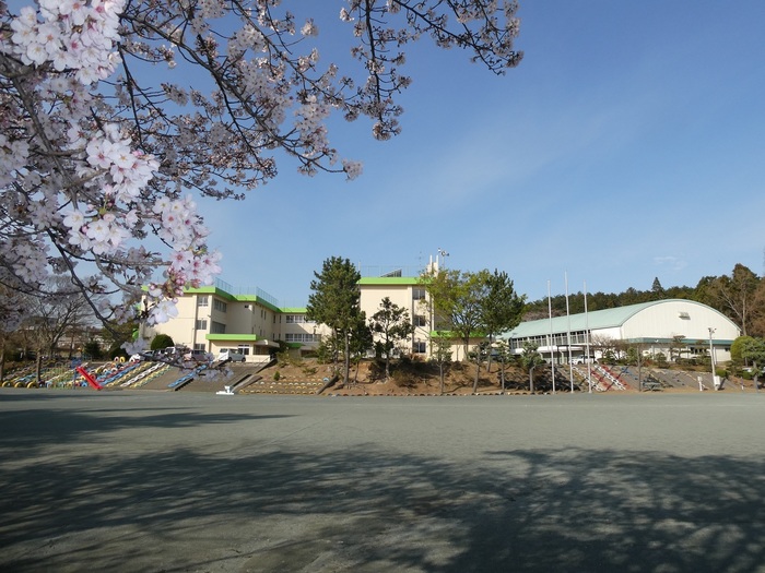 新山小学校の校舎の写真