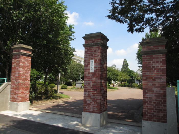 三里塚小学校校舎の外観写真