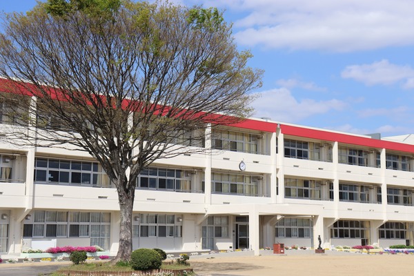 玉造小学校校舎の外観写真