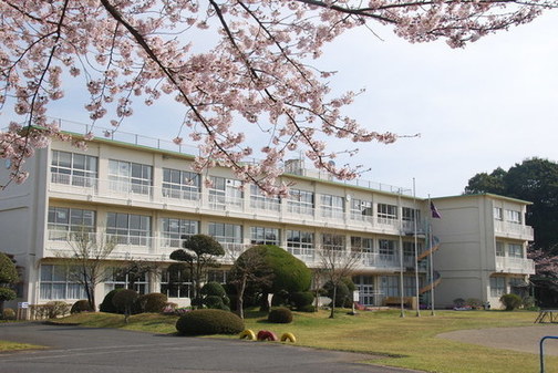 遠山小学校校舎の外観写真