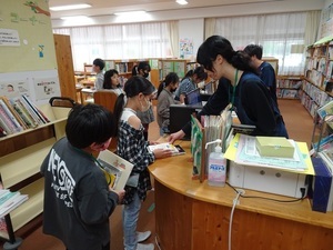 図書室から本を借りる